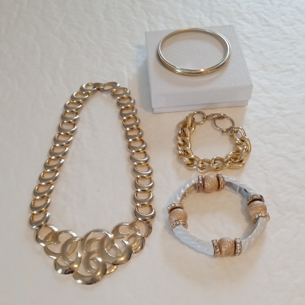 Gold Chunky Chain Necklace with Intricate Design